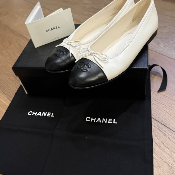 Chanel Ballet Flats - White/Black Size 38.5 - Picture 8 of 9